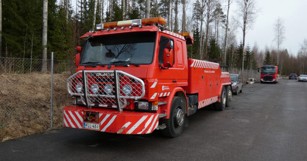 Punainen hinausauto parkkipaikalla