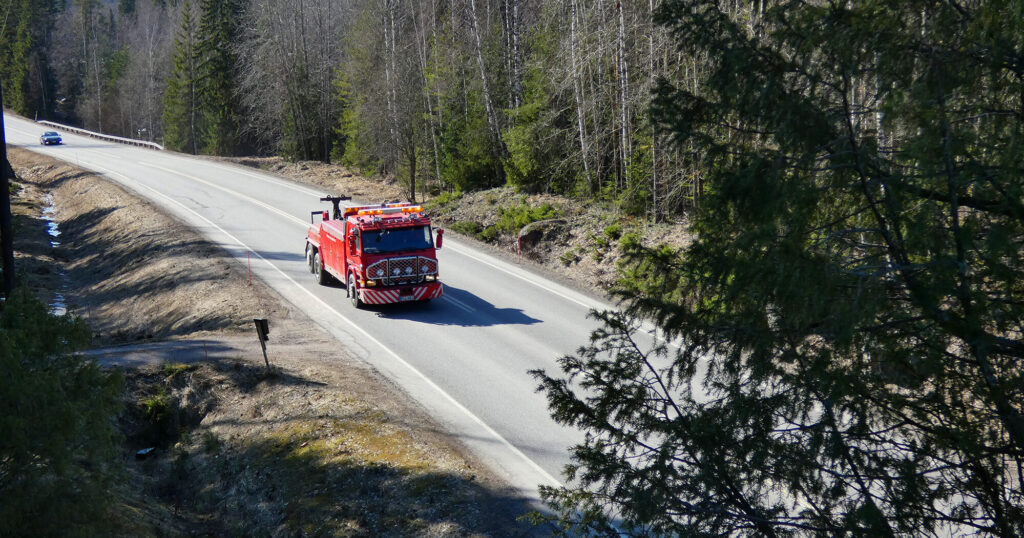 Hinausauto ajamassa tiellä